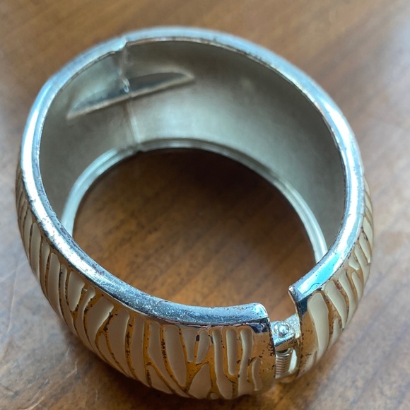 Vintage Cream and Gold Bracelet spring closure - Picture 3 of 4